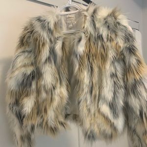 Faux fur cropped jacket.